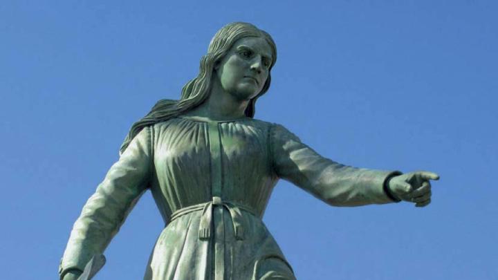 The Hannah Duston statue in Haverhill memorializes the axe-wielding English colonist.